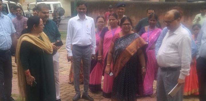 प्रमंडलीय आयुक्त ने धनबाद जिला के विभिन्न मतदान केंद्रों का लिया जायजा, दिया जरूरी दिशा – निर्देश