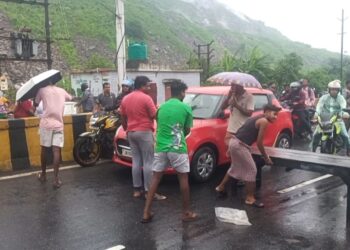 बस्ताकोला भू-धसान स्थल की भराई की धीमी गति से लोगो में आक्रोश, किया सड़क जाम