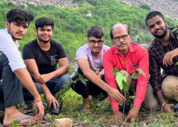 पर्यावरण बचाने के लिए पितृ पक्ष में एक पौधे पूर्वजों के नाम