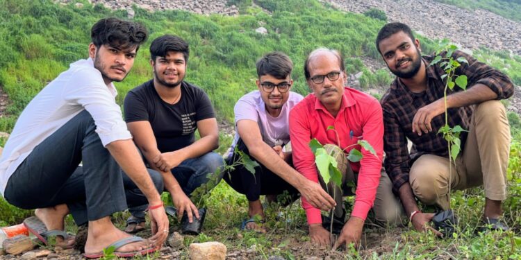 पर्यावरण बचाने के लिए पितृ पक्ष में एक पौधे पूर्वजों के नाम