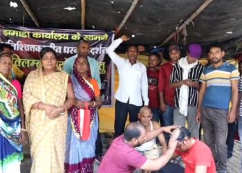 झमाडा के मृत कर्मियो के आश्रितजनों ने कराया सामूहिक मुंडन, 951 दिन से बैठे हैं धरना पर