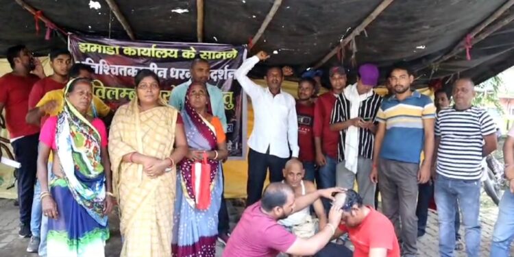 झमाडा के मृत कर्मियो के आश्रितजनों ने कराया सामूहिक मुंडन, 951 दिन से बैठे हैं धरना पर