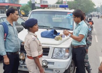 FST की टीम ने जांच के दौरान बैंक मोड़ से जब्त किया 862000