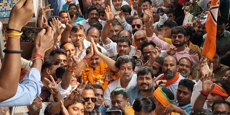 BJP का टिकट लेकर दिल्ली से धनबाद पहुंचे राज सिन्हा, स्टेशन पर हुआ भव्य स्वागत