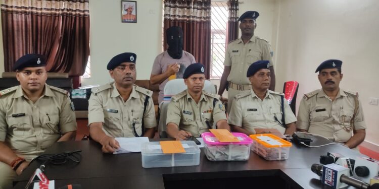 नया बाजार में बबला को गोली मारने वाला गिरफ्तार, हथियार बरामद, प्रेस वार्ता में डीएसपी ने दी जानकारी