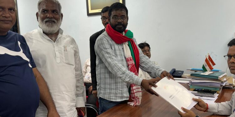 सिंदरी विधानसभा सीट से भाकपा माले प्रत्याशी बबलू महतो ने किया नामांकन
