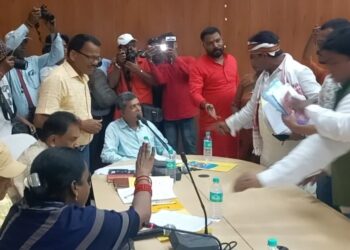 जिला परिषद बोर्ड की बैठक में जमकर हुआ हंगामा, चली बोतल, जिला अभियंता पर पैसे लेने के लगे आरोप