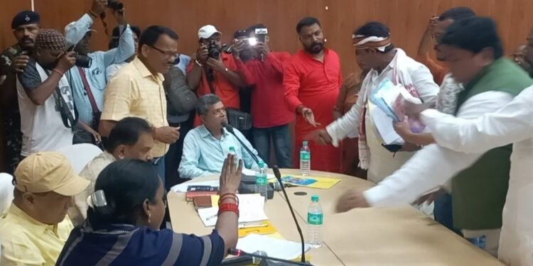 जिला परिषद बोर्ड की बैठक में जमकर हुआ हंगामा, चली बोतल, जिला अभियंता पर पैसे लेने के लगे आरोप