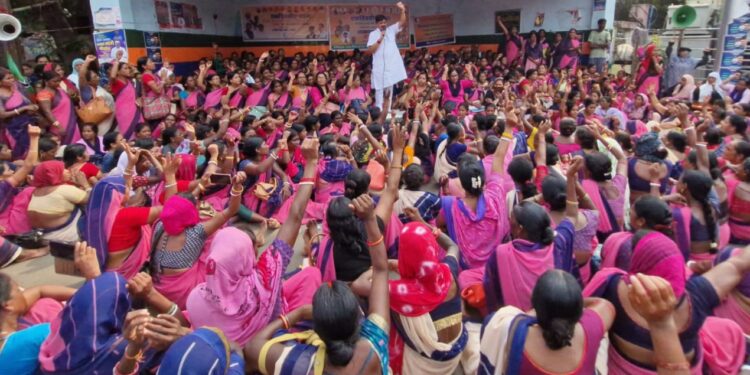 अनिश्चितकालीन हड़ताल पर गई राज्य की आंगनबाड़ी सेविका-सहायिका