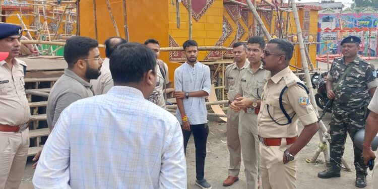 SSP ने पुलिस टीम के साथ पूजा पंडालों का किया निरीक्षण, दिए कई दिशा निर्देश