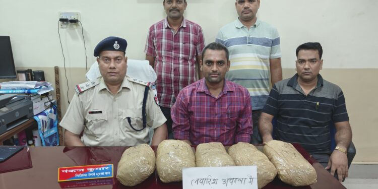 धनबाद रेल पुलिस को मिली सफलता, प्लेटफार्म से 5 किलो गांजा जब्त