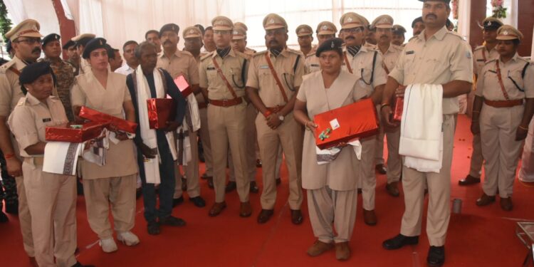 संस्मरण दिवस के अवसर पर पुलिस केंद्र में शाहिद पुलिसकर्मियों को दी गई श्रद्धांजलि