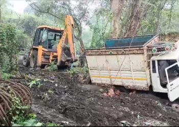 तस्करी के लिए रोपवे का लोहा लोड करते JCB, एक पिकअप वैन को CISF ने किया जब्त