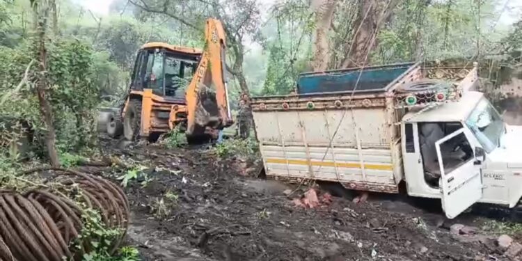 तस्करी के लिए रोपवे का लोहा लोड करते JCB, एक पिकअप वैन को CISF ने किया जब्त