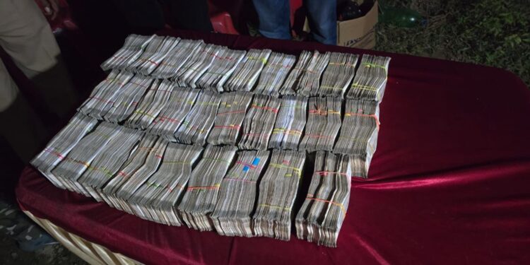 इनोवा कार से 71 लाख 97 हजार रुपए बरामद