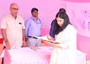नामांकन शुरू, जिला निर्वाचन पदाधिकारी ने किया हेल्प डेस्क का निरीक्षण