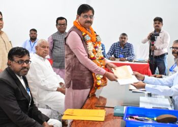 भाजपा प्रत्याशी राज सिन्हा ने किया नामांकन, बारिश में भींगकर पहुंचे समाहरणालय