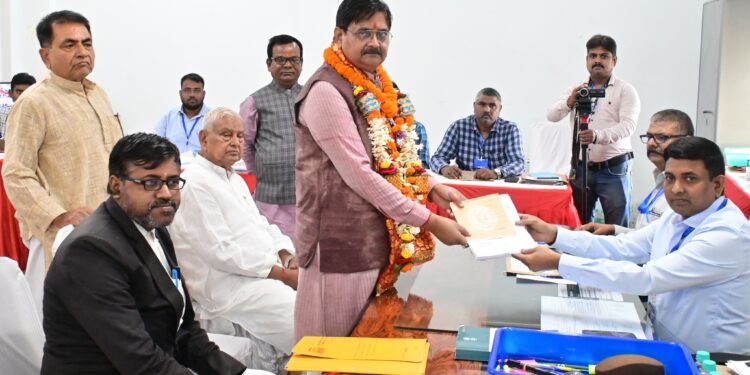 भाजपा प्रत्याशी राज सिन्हा ने किया नामांकन, बारिश में भींगकर पहुंचे समाहरणालय