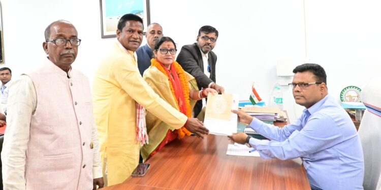 BJP प्रत्याशी और विधायक इंद्रजीत महतो की पत्नी तारा देवी ने सिंदरी विधानसभा से किया नामांकन 