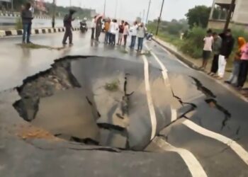 उद्घाटन के 3 सप्ताह बाद ही धंसा झारखंड का 8 लेन सड़क, बड़ी घटना होने से बची