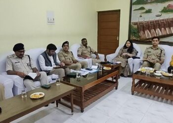 प्रमंडलीय आयुक्त ने झारखंड व पश्चिम बंगाल सीमावर्ती क्षेत्र के प्रशासनिक पदाधिकारियों के साथ किया बैठक