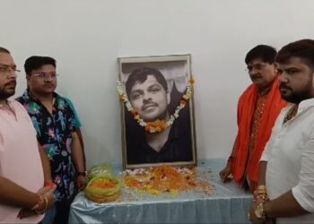 शिक्षक राहुल मिश्रा की संदेहास्पद मौत मामले में समाज के लोगों ने किया कार्रवाई की मांग