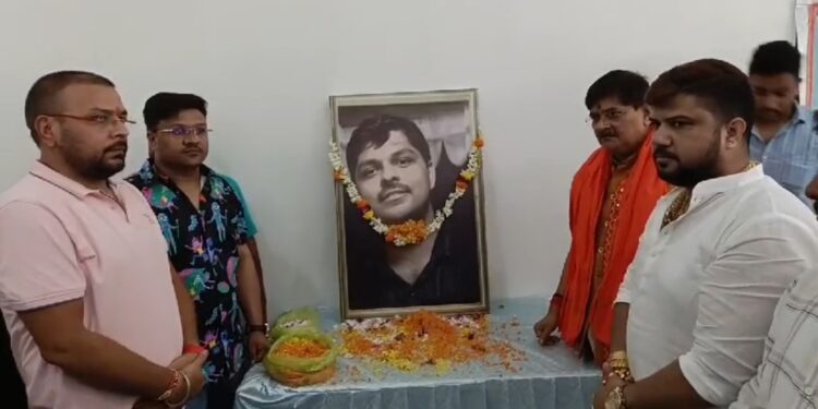 शिक्षक राहुल मिश्रा की संदेहास्पद मौत मामले में समाज के लोगों ने किया कार्रवाई की मांग