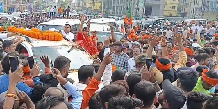 झरिया से भाजपा प्रत्याशी रागिनी सिंह ने किया नॉमिनेशन, कही झरिया की जानता लड़ रही है चुनाव