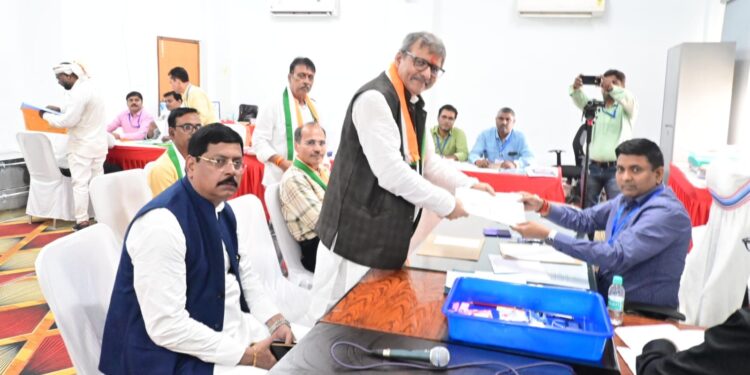 धनबाद विधानसभा सीट से कांग्रेस प्रत्याशी अजय दुबे ने किया नॉमिनेशन