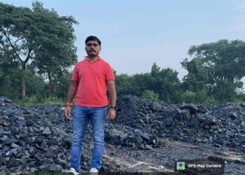 सुरंगा शिव मंदिर के समीप 50 टन अवैध कोयला जब्त बलियापुर सीओ ने की कार्रवाई