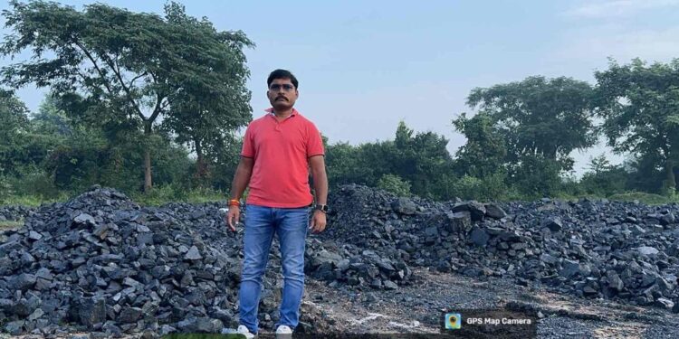 सुरंगा शिव मंदिर के समीप 50 टन अवैध कोयला जब्त बलियापुर सीओ ने की कार्रवाई