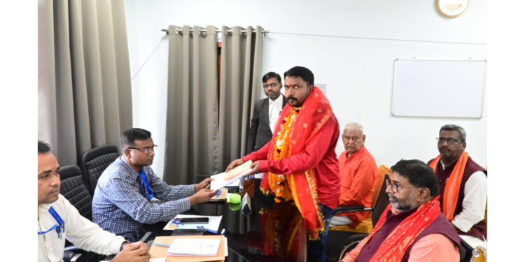 टुंडी विधानसभा से भाजपा प्रत्याशी विकास महतो ने किया नॉमिनेशन, रविन्द्र राय रहे मौजूद