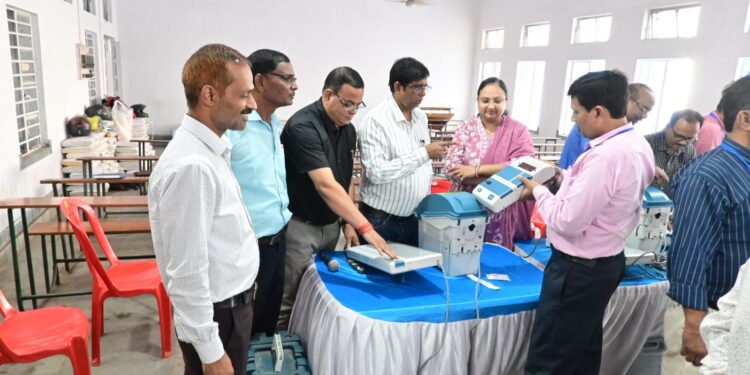 सहायक निर्वाची पदाधिकारियों ने ली ईवीएम पर हैंड्स ऑन ट्रेनिंग