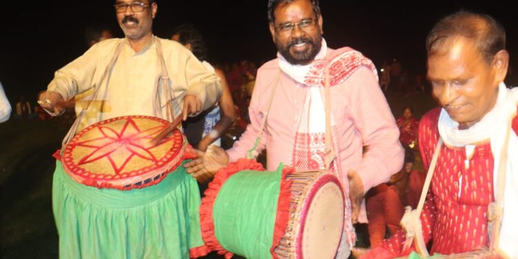सिंदरी विधानसभा के प्रत्याशी चंद्रदेव महतो ने झारखंड संस्कृति कार्यक्रम में भाग लिया