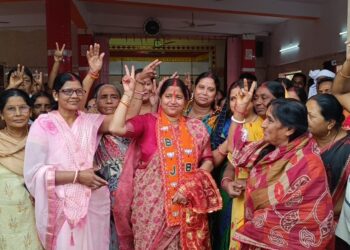 झरिया में रागिनी सिंह के साथ उनकी बेटी, सास कुन्ती सिंह, मनीष सिंह, किरण सिंह भी बहा रहे हैं पसीना