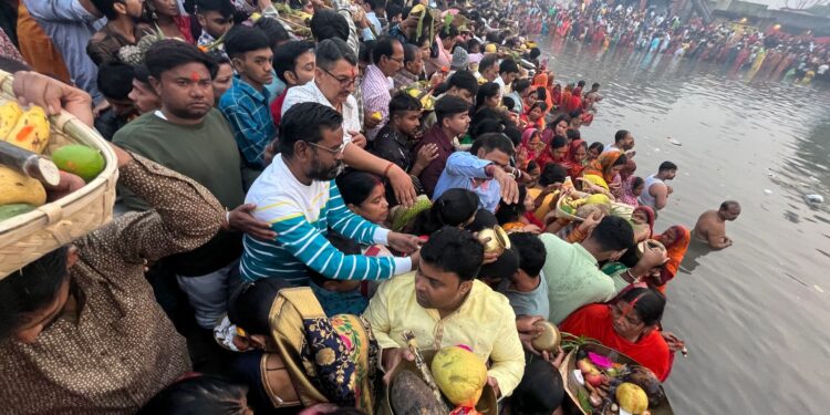 सिंदरी से माले प्रत्याशी बबलू महतो ने किया छठ घाटो का दौरा, लिया आशीर्वाद 