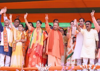 योगी आदित्यनाथ पहुंचे धनबाद, भाजपा प्रत्याशीयों के लिए मांगे वोट, झामुमो, कांग्रेस और माले रहा निशाने पर