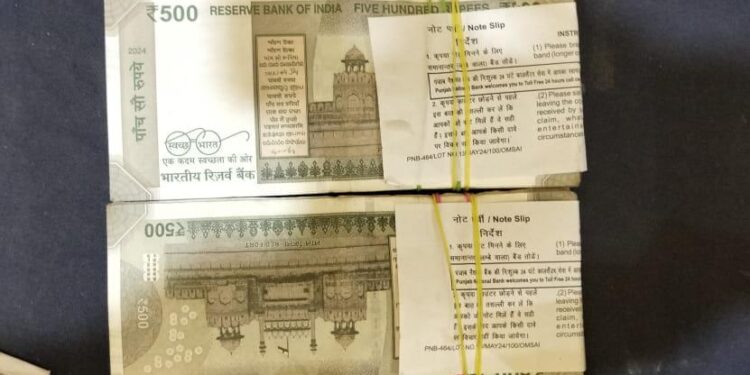 चुनाव से पहले वाहन जांच तेज,पिकअप वैन से 1 लाख नगद बरामद