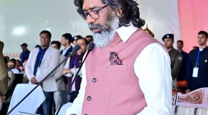 हेमंत सोरेन ने एक बार फिर झारखंड के 14वें मुख्यमंत्री पद की ली शपथ