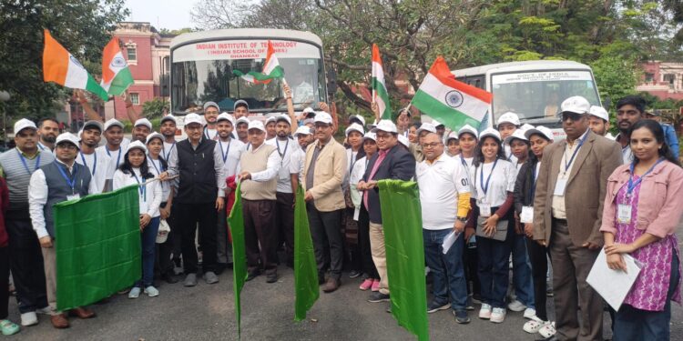 IIT – ISM से झारखंड के 45 छात्र उत्तराखंड की सांस्कृतिक और शैक्षिक यात्रा के लिए रवाना
