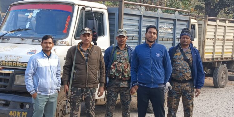 अवैध बालू कारोबार के खिलाफ कार्रवाई, खनन टास्क फोर्स ने 3 टाटा 407 किया जब्त