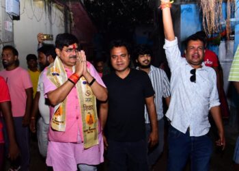 माँ काली की पूजा में शामिल हुए राज सिन्हा, कांग्रेस प्रत्याशी के भाई से लिया जीत का आशीर्वाद
