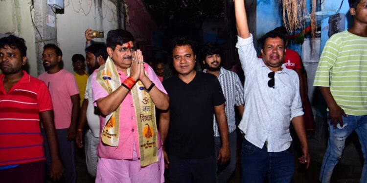 माँ काली की पूजा में शामिल हुए राज सिन्हा, कांग्रेस प्रत्याशी के भाई से लिया जीत का आशीर्वाद