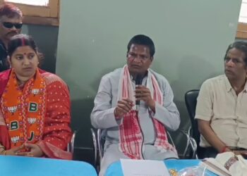 भाजपा प्रत्याशी रागिनी सिंह के साथ सांसद ढुल्लू महतो ने किया प्रेस कांफ्रेंस, कांग्रेस पर साधा निशान