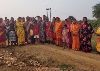खटिया पर अस्पताल ले जाया जाता मरीज, टुंडी में रोड नहीं तो वोट नहीं के लगे नारे