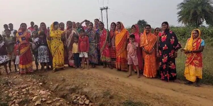 खटिया पर अस्पताल ले जाया जाता मरीज, टुंडी में रोड नहीं तो वोट नहीं के लगे नारे
