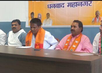 सांसद ढुल्लू महतो ने गठबंधन नेताओं के साथ की प्रेस वार्ता, कहा मोदी वैश्विक नेता, राहुल फ्लॉप