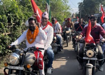 सिंदरी से इंडिया गठबंधन प्रत्याशी चंद्रदेव महतो की बाइक रैली,किया क्षेत्र का किया दौरा