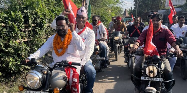 सिंदरी से इंडिया गठबंधन प्रत्याशी चंद्रदेव महतो की बाइक रैली,किया क्षेत्र का किया दौरा