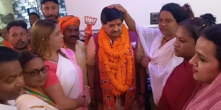 कांग्रेस प्रत्याशी सिर्फ चुनाव में नजर आते है, हम तो जनता के दुख में साथ रहते है: राज सिन्हा
